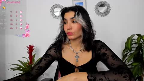 Snapshot of bella_thorne3 chatting on 03.02.25 Bella online show from 03.02.25