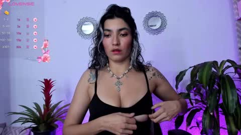 Snapshot of bella_thorne3 chatting on 03.07.25 Bella online show from 03.07.25