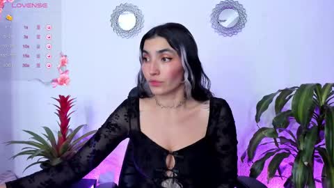 Snapshot of bella_thorne3 chatting on 03.08.25 Bella online show from 03.08.25