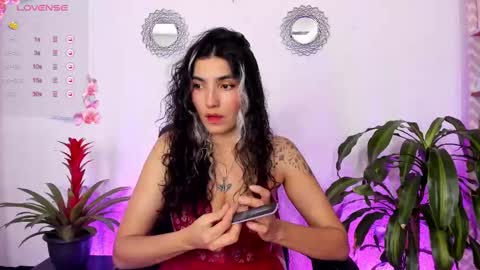 Snapshot of bella_thorne3 chatting on 03.09.25 Bella online show from 03.09.25