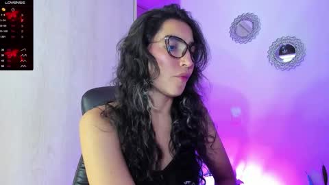 Snapshot of bella_thorne3 chatting on 12.02.25 Bella online show from 12.02.25