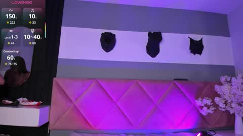 Snapshot of bella_williiams_ chatting on 12.15.25 Bella online show from 12.15.25