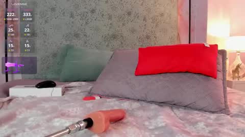 Snapshot of bellaa_becca chatting on 12.20.25 Bella Becca online show from 12.20.25