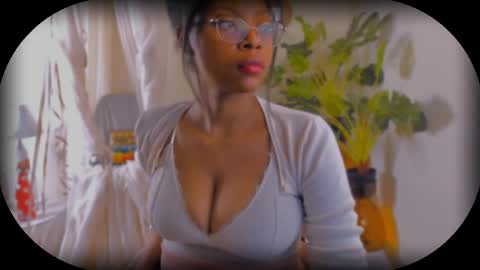 Snapshot of bellablakes18 chatting on 09.21.25 Bellah Blakes-Sarah Scrumptious Lee online show from 09.21.25