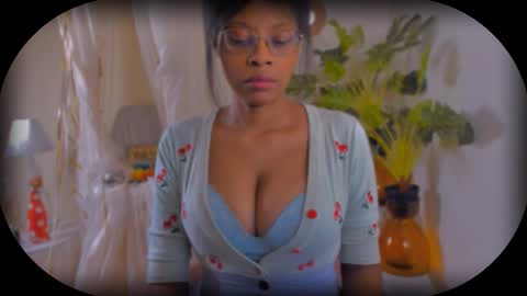 Snapshot of bellablakes18 chatting on 10.10.25 Bellah Blakes-Sarah Scrumptious Lee online show from 10.10.25