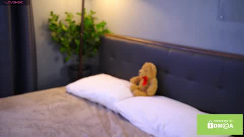 Snapshot of bellacle chatting on 03.10.25 Bella I took a vacation and Ill be back on December 18th So dont lose me To keep in touch I have a TG - you can find below online show from 03.10.25