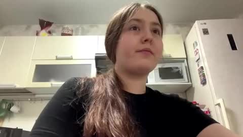 Snapshot of bellahadid8 chatting on 12.16.25 Charming Hamster online show from 12.16.25