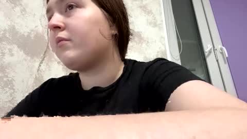 Snapshot of bellahadid8 chatting on 12.17.25 Charming Hamster online show from 12.17.25