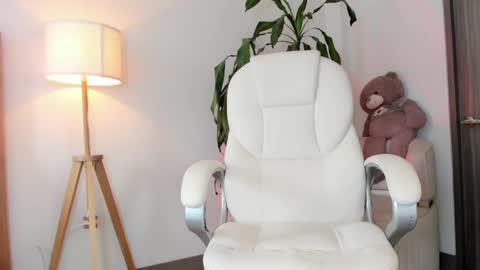 Snapshot of bellamia_ chatting on 04.25.26 Bella Mia online show from 04.25.26