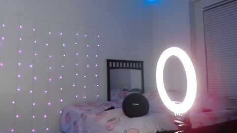 Bella Monroe online show from 03.04.25