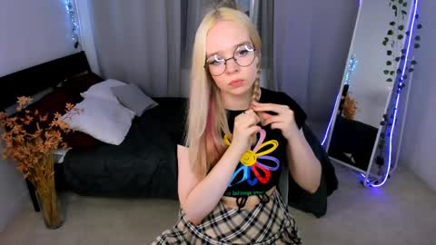 Snapshot of bellamontgomery chatting on 03.31.26 Bella online show from 03.31.26