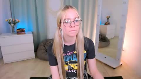 Snapshot of bellamontgomery chatting on 05.17.26 Bella online show from 05.17.26