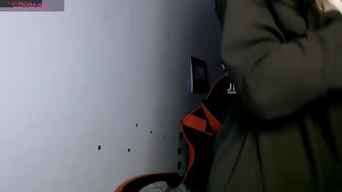 Snapshot of bellaqueen0701 chatting on 12.15.25 bellaqueen0701 online show from 12.15.25