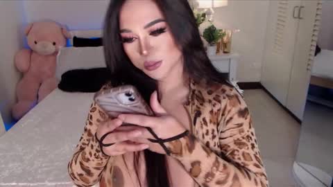 BELLA JONES online show from 01.06.25