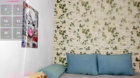 Snapshot of belle_hallle chatting on 01.08.25 LucyJelly online show from 01.08.25