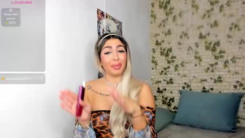 Snapshot of belle_hallle chatting on 01.10.25 LucyJelly online show from 01.10.25