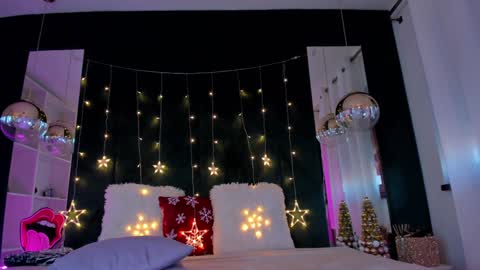 Snapshot of belle_kim chatting on 12.14.24 Kim online show from 12.14.24