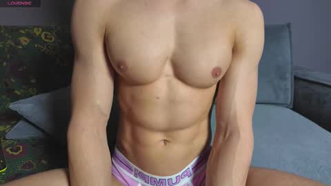 Snapshot of benjaminbond chatting on 11.18.25 benjaminkarl02 online show from 11.18.25