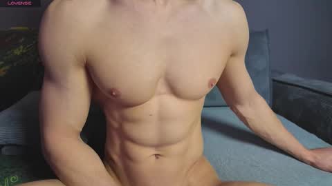 Snapshot of benjaminbond chatting on 11.25.25 benjaminkarl02 online show from 11.25.25