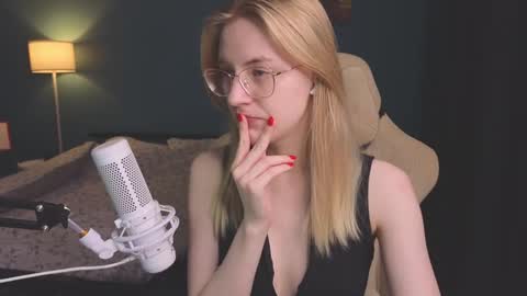 Snapshot of benty_bunny chatting on 12.05.24 Alice online show from 12.05.24