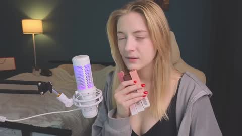 Snapshot of benty_bunny chatting on 12.12.24 Alice online show from 12.12.24