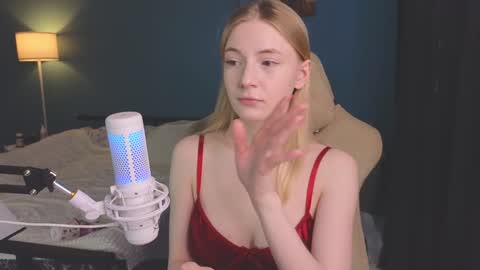 Snapshot of benty_bunny chatting on 02.05.25 Alice online show from 02.05.25