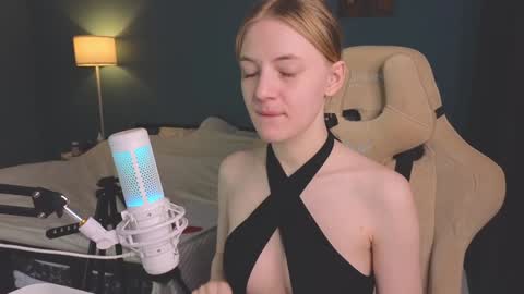 Snapshot of benty_bunny chatting on 02.06.25 Alice online show from 02.06.25