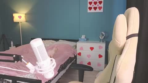 Snapshot of benty_bunny chatting on 02.18.25 Alice online show from 02.18.25