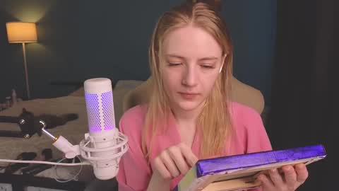 Snapshot of benty_bunny chatting on 03.08.25 Alice online show from 03.08.25