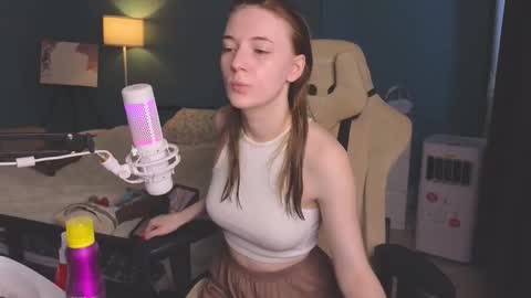 Snapshot of benty_bunny chatting on 09.18.25 Alice online show from 09.18.25