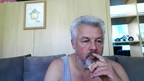 Snapshot of berg_boy chatting on 09.18.25 Martin online show from 09.18.25