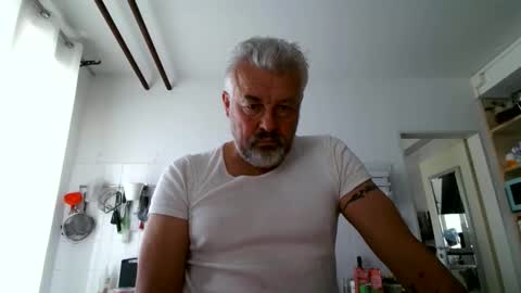 Snapshot of berg_boy chatting on 10.16.25 Martin online show from 10.16.25