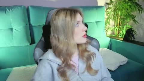 Snapshot of best_trip chatting on 09.20.25 Danny and Kira online show from 09.20.25