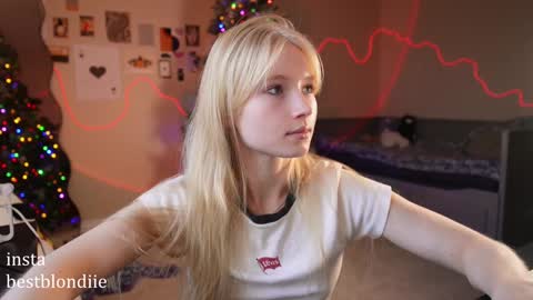 Snapshot of bestblondiiecb chatting on 12.20.24 Chloe Next stream on Friday online show from 12.20.24