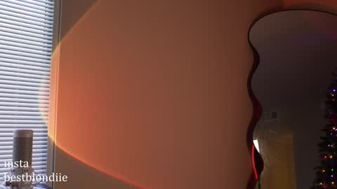 Snapshot of bestblondiiecb chatting on 12.20.24 Chloe Next stream on Friday online show from 12.20.24