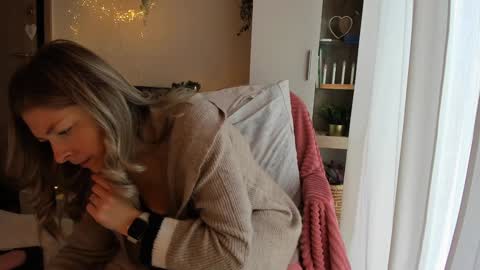 Snapshot of bestgirl_ofthe_neighborhood chatting on 12.29.24 Vicky online show from 12.29.24