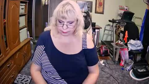 BeverlyQCynia online show from 09.18.25