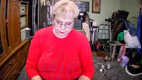 BeverlyQCynia online show from 11.08.25