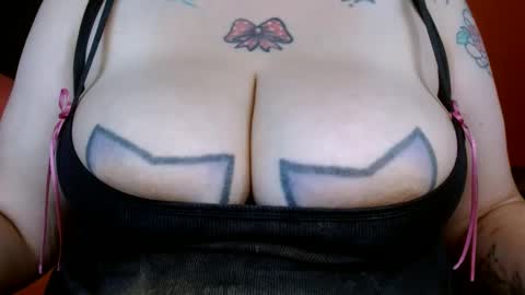 Snapshot of bianka_star_ chatting on 10.24.25 bianca online show from 10.24.25