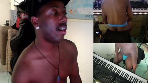 Snapshot of bicepsandfrot chatting on 03.09.25 BicepsandFrot online show from 03.09.25