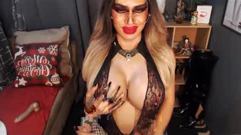 Snapshot of bigbomblhoraine chatting on 02.21.25 Loraine Cruz online show from 02.21.25