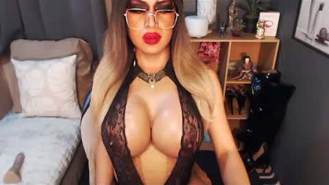 Snapshot of bigbomblhoraine chatting on 02.24.25 Loraine Cruz online show from 02.24.25