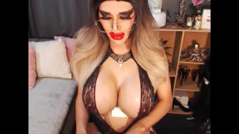 Snapshot of bigbomblhoraine chatting on 09.16.25 Loraine Cruz online show from 09.16.25