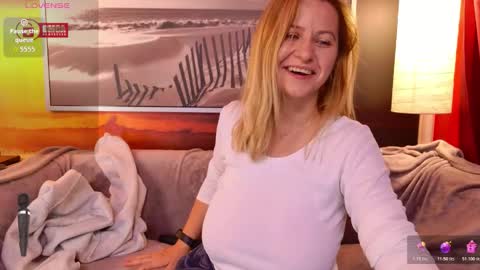 Snapshot of bigboobsarri chatting on 10.17.25 BigBoobsArri online show from 10.17.25