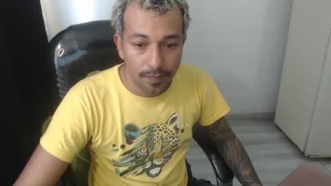 Snapshot of bigcock_hair chatting on 10.21.25 bigcock_hair online show from 10.21.25