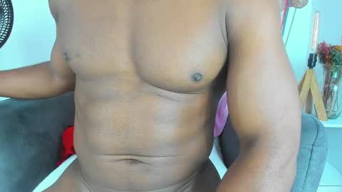 Snapshot of bigcock_latin01 chatting on 02.15.25 sexy muscle online show from 02.15.25