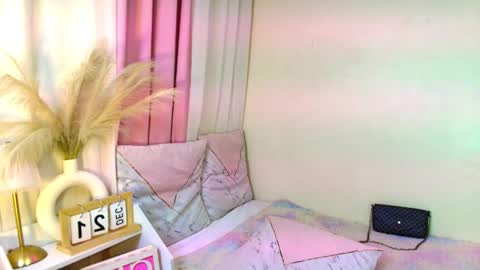 HOLLY online show from 12.21.25