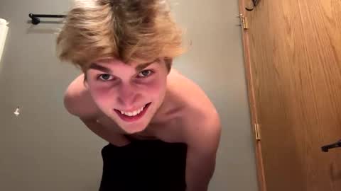 Snapshot of bigskinnyboyshh chatting on 01.02.25 bigskinnyboyshh online show from 01.02.25