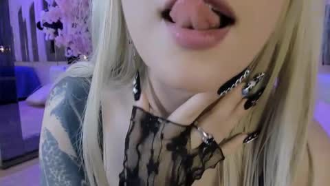 Snapshot of biizzy_noar chatting on 11.11.25 Biizzy online show from 11.11.25