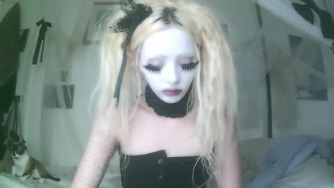 Snapshot of bl0odsyring3 chatting on 10.01.25 vampire fang online show from 10.01.25